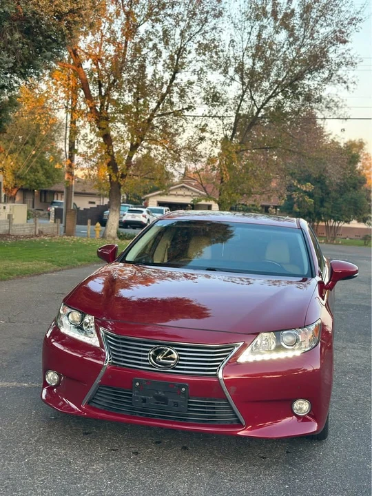 2014 Lexus ES 6th Gen - Image 10 of 19