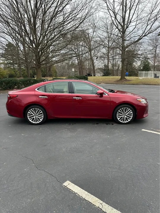 2014 Lexus ES 5th Gen - Image 5 of 16