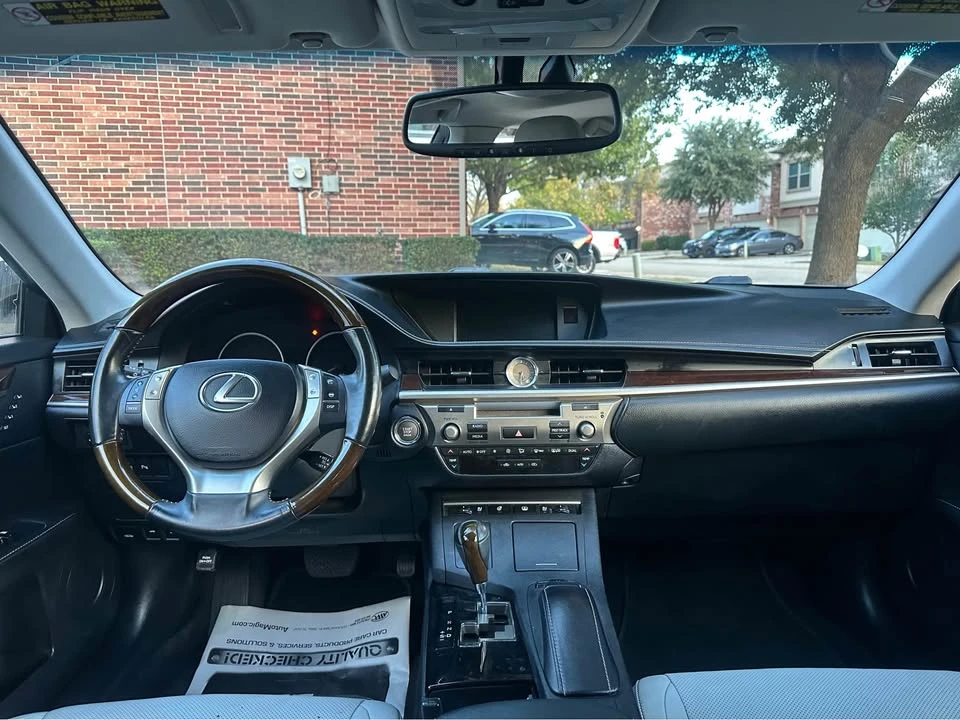 2014 Lexus ES 6th Gen - Image 11 of 19