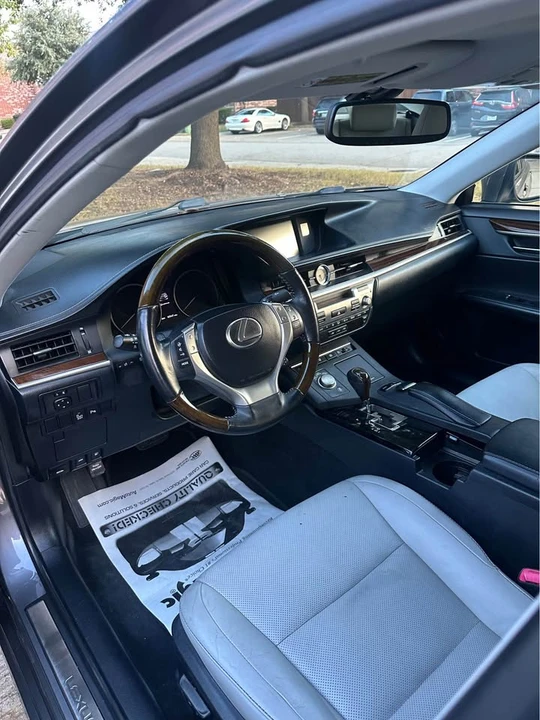 2014 Lexus ES 6th Gen - Image 9 of 19