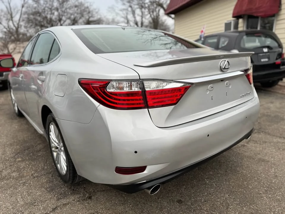 2014 Lexus ES 6th Gen - Image 8 of 20