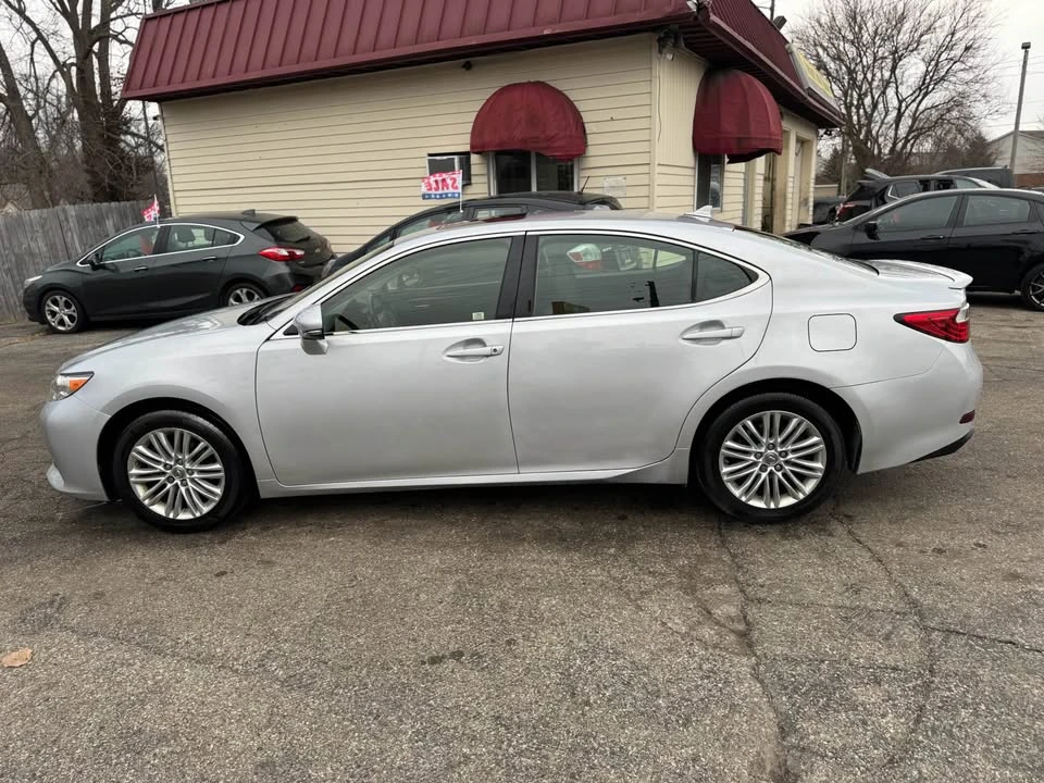 2014 Lexus ES 6th Gen - Image 10 of 20