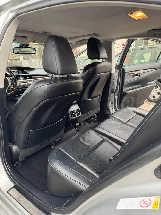 2014 Lexus ES 6th Gen - Image 17 of 20