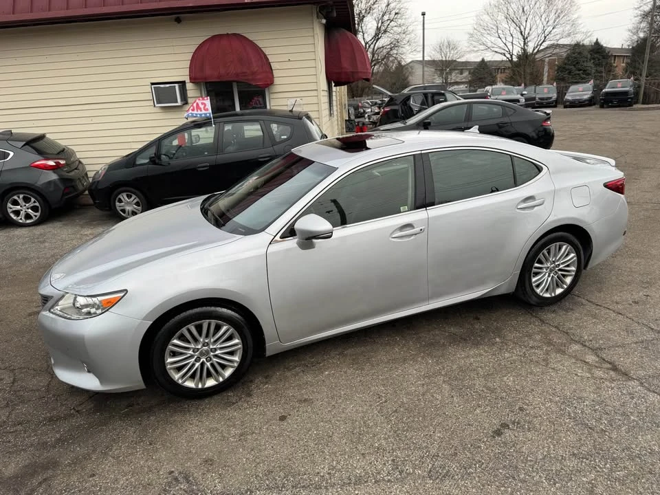 2014 Lexus ES 6th Gen - Image 11 of 20