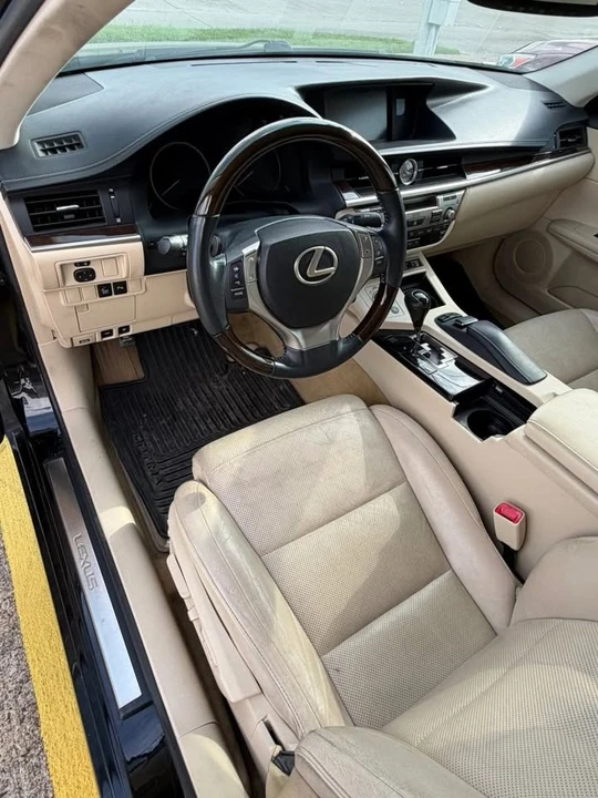 2014 Lexus ES 6th Gen - Image 10 of 16