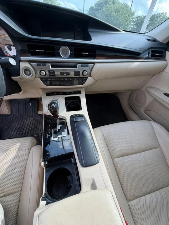 2014 Lexus ES 6th Gen - Image 14 of 16