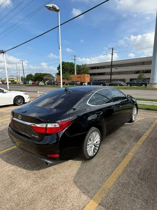 2014 Lexus ES 6th Gen - Image 4 of 16