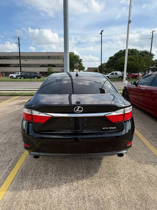 2014 Lexus ES 6th Gen - Image 5 of 16