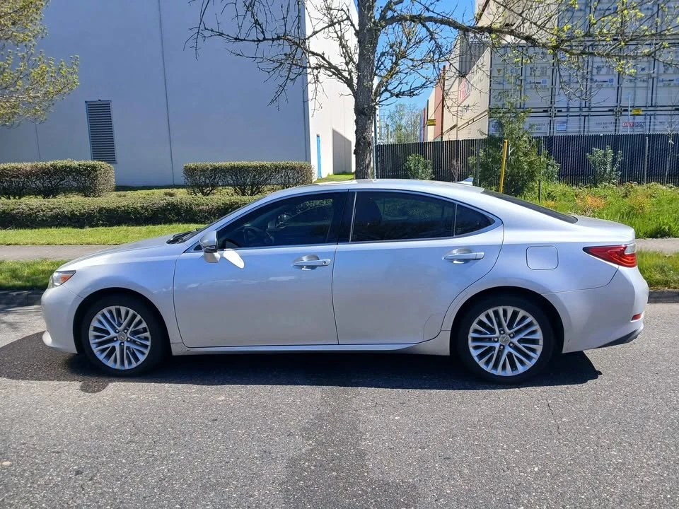 2014 Lexus ES 6th Gen - Image 8 of 10