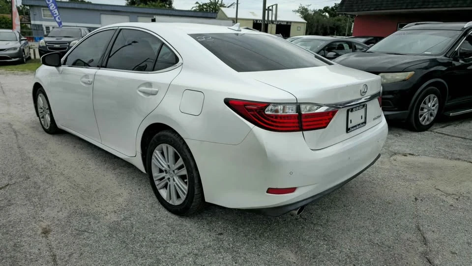 2014 Lexus ES 6th Gen - Image 3 of 12