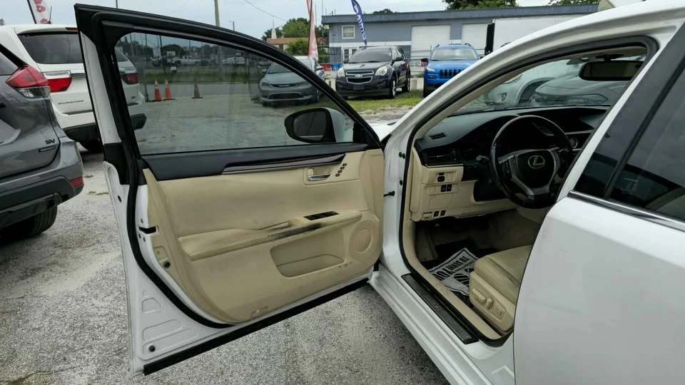 2014 Lexus ES 6th Gen - Image 5 of 12
