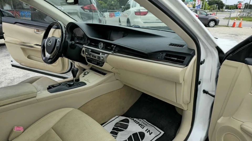 2014 Lexus ES 6th Gen - Image 10 of 12