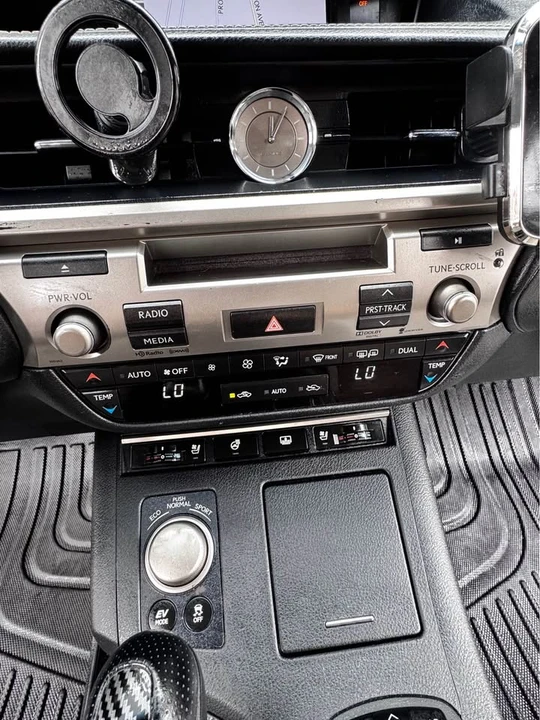 2014 Lexus ES 6th Gen - Image 9 of 11