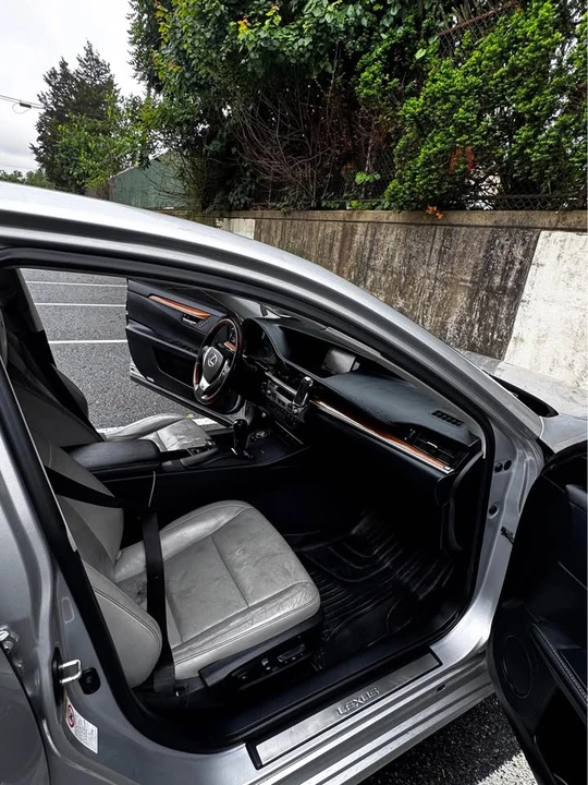 2014 Lexus ES 6th Gen - Image 5 of 11