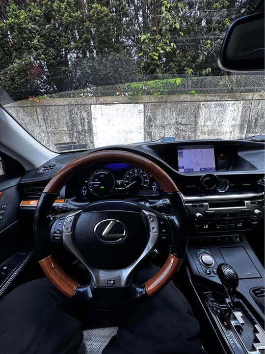 2014 Lexus ES 6th Gen - Image 10 of 11