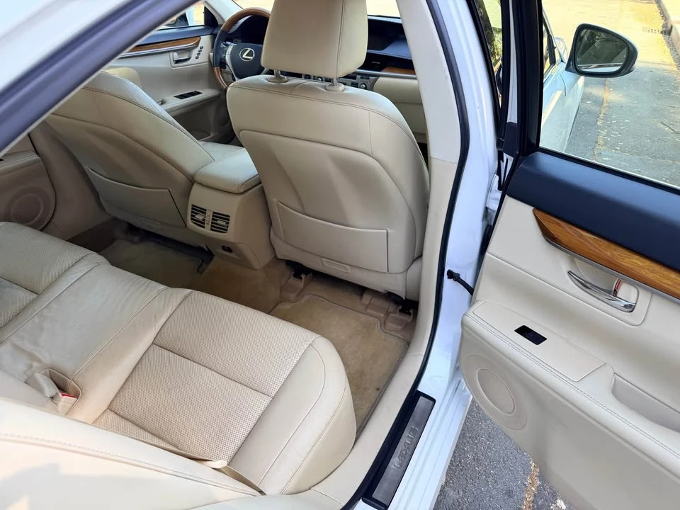 2014 Lexus ES 6th Gen - Image 16 of 19