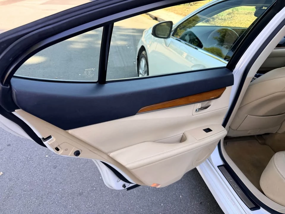 2014 Lexus ES 6th Gen - Image 17 of 19