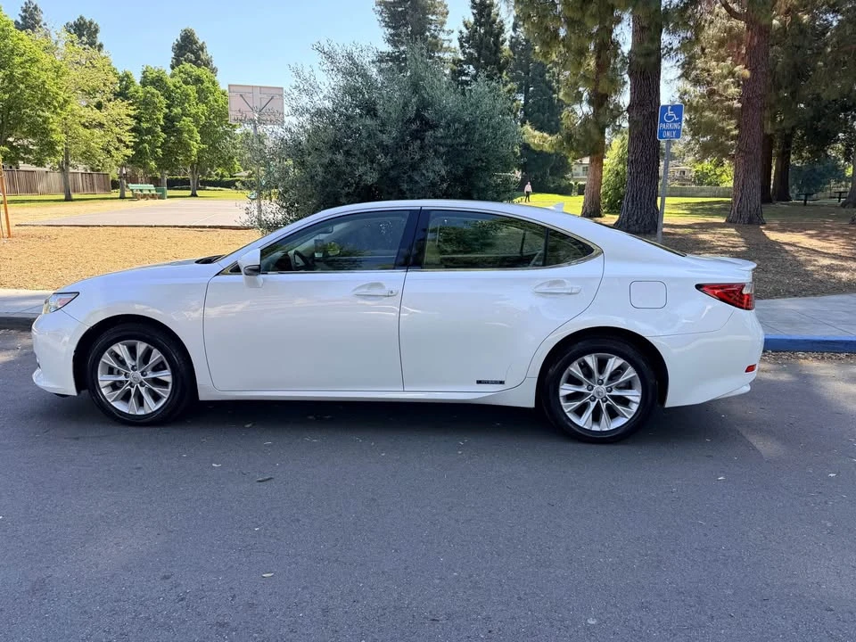 2014 Lexus ES 6th Gen - Image 8 of 19