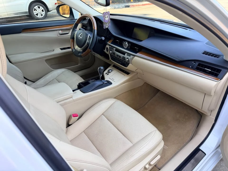 2014 Lexus ES 6th Gen - Image 13 of 19