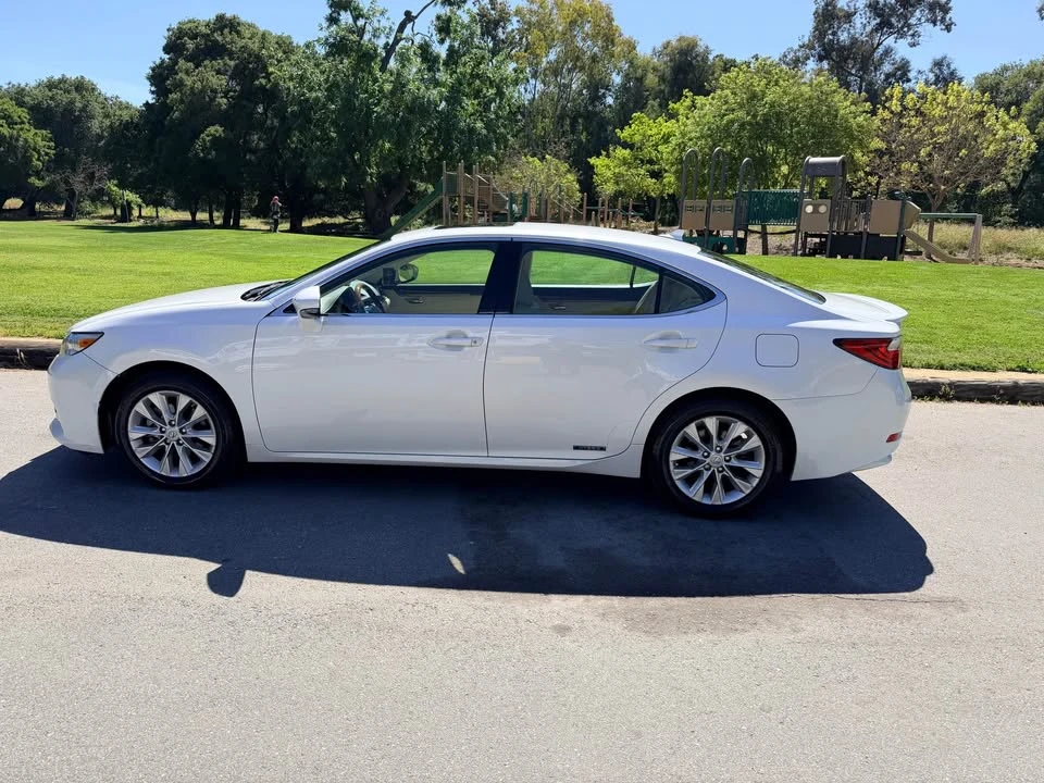 2014 Lexus ES 6th Gen - Image 10 of 19