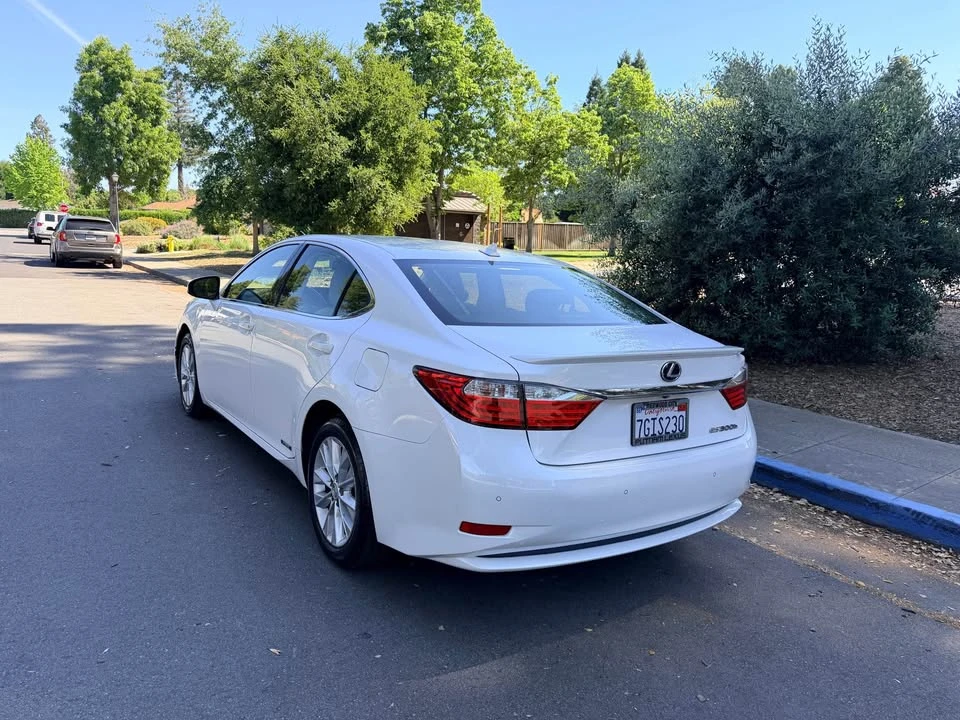 2014 Lexus ES 6th Gen - Image 7 of 19