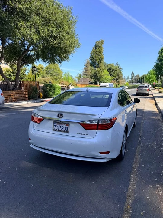 2014 Lexus ES 6th Gen - Image 5 of 19