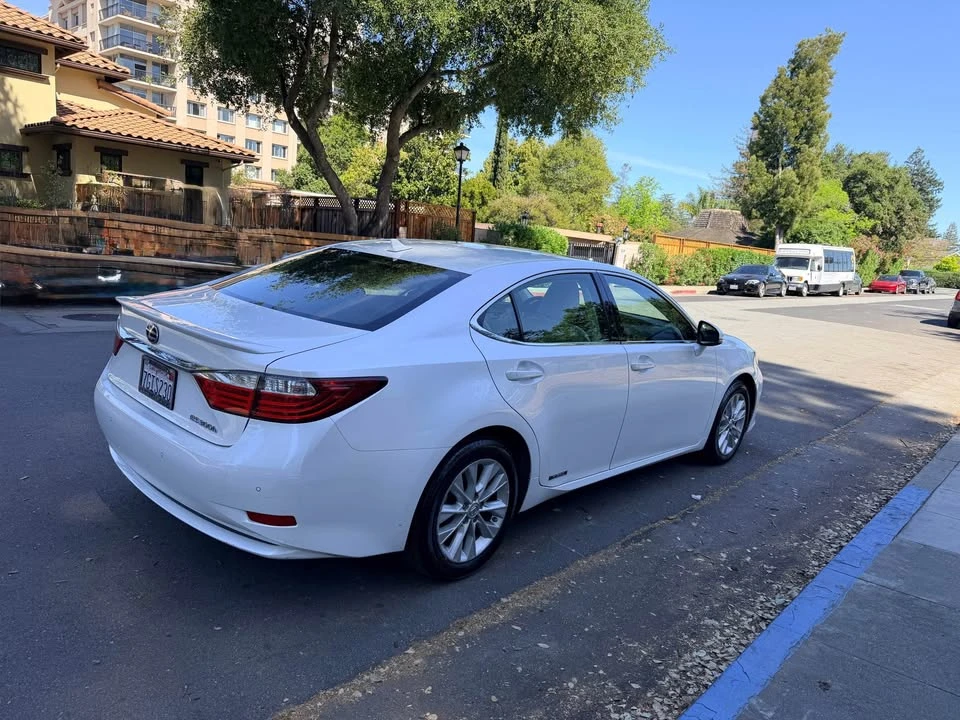 2014 Lexus ES 6th Gen - Image 4 of 19