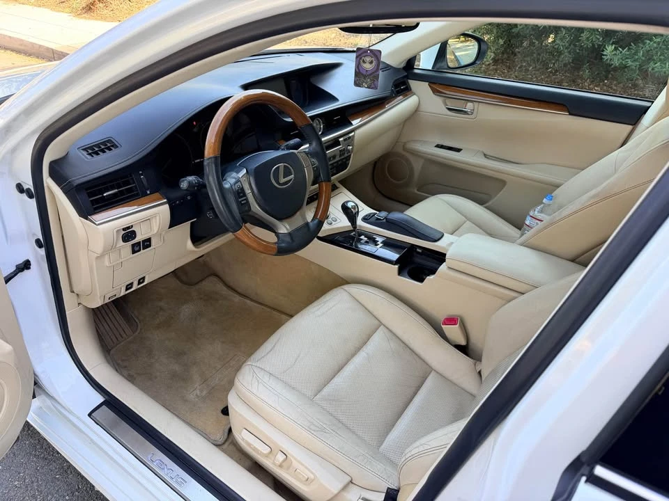 2014 Lexus ES 6th Gen - Image 11 of 19