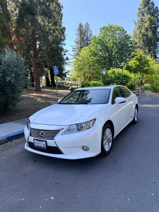 2014 Lexus ES 6th Gen - Image 2 of 19
