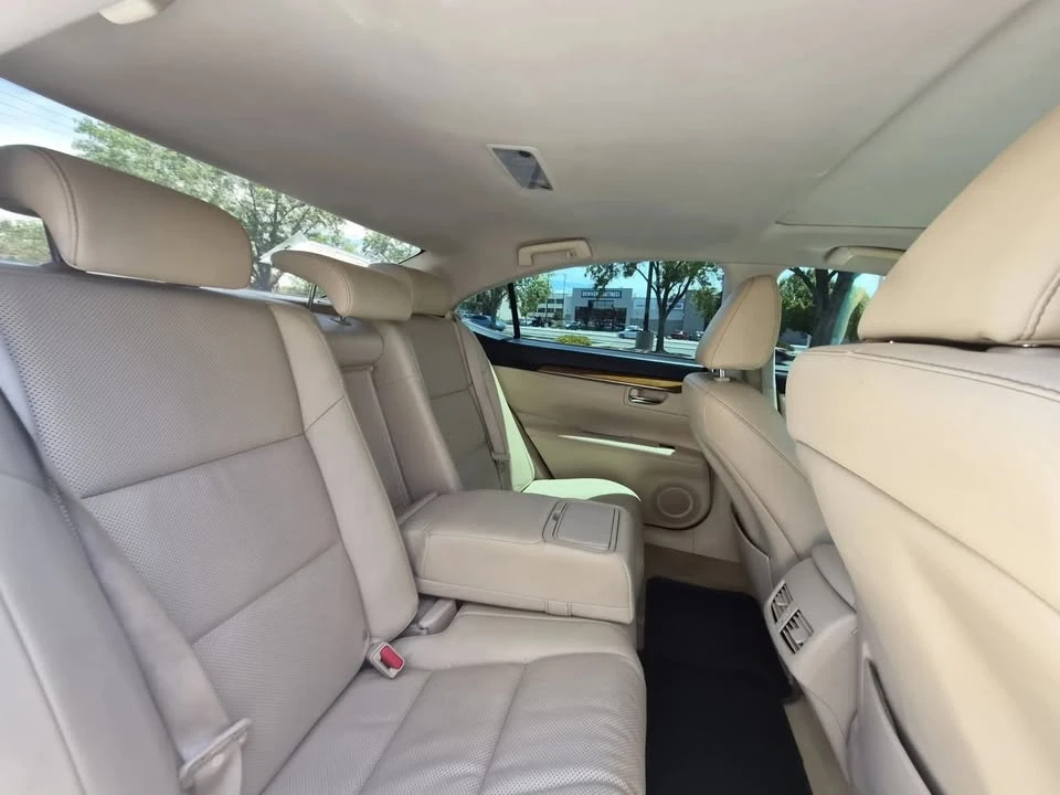2014 Lexus ES 6th Gen - Image 17 of 18