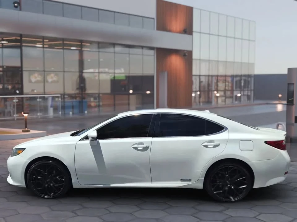 2014 Lexus ES 6th Gen - Image 9 of 18
