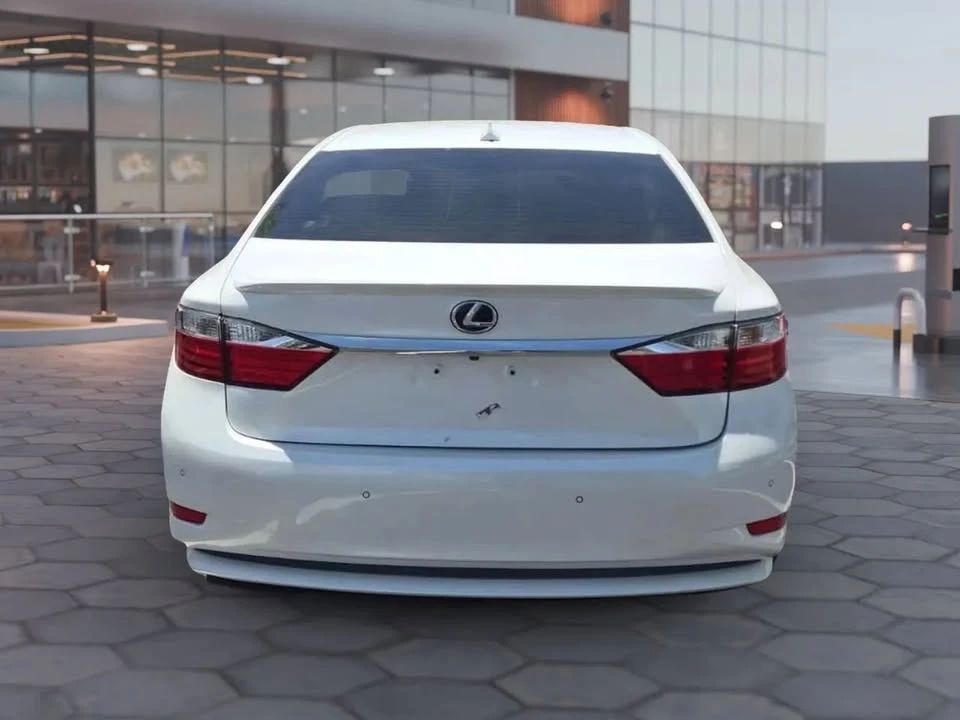 2014 Lexus ES 6th Gen - Image 7 of 18