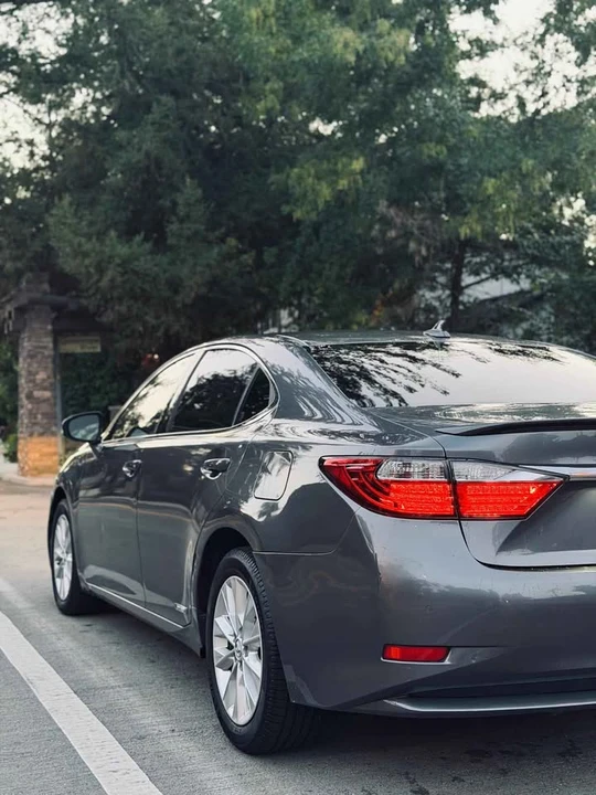 2014 Lexus ES 6th Gen - Image 6 of 10