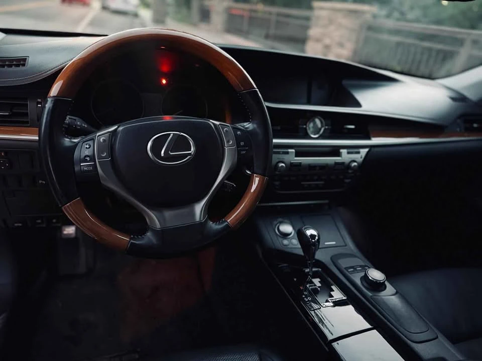 2014 Lexus ES 6th Gen - Image 5 of 10