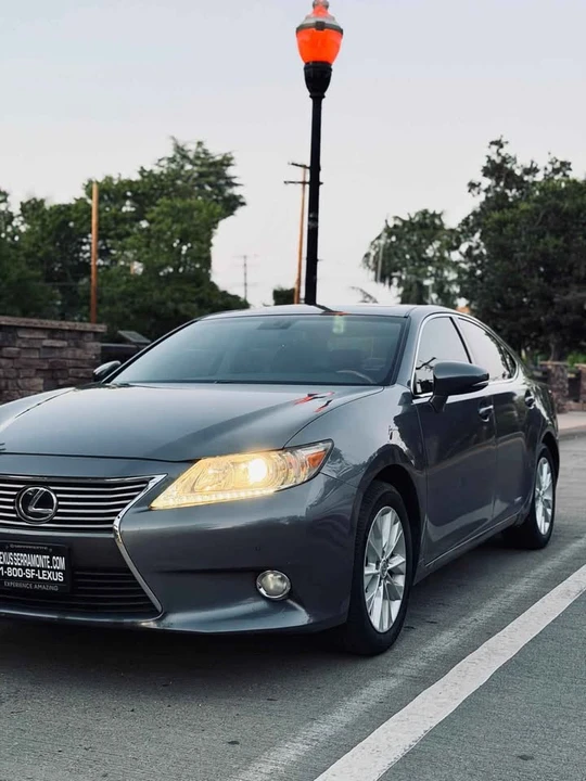 2014 Lexus ES 6th Gen - Image 3 of 10