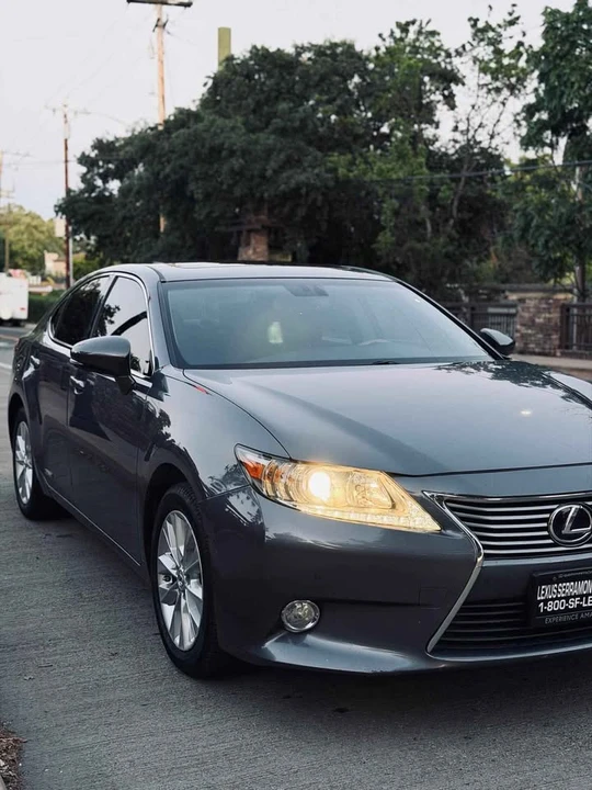 2014 Lexus ES 6th Gen - Image 2 of 10