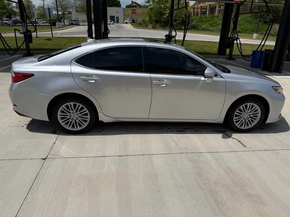 2014 Lexus ES 6th Gen - Image 3 of 10