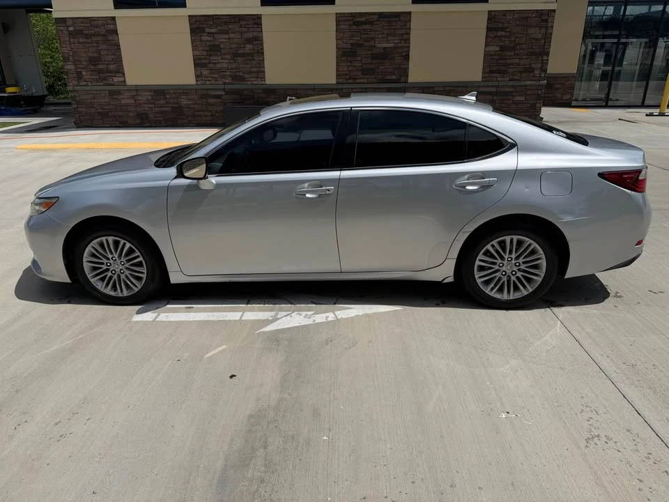 2014 Lexus ES 6th Gen - Image 6 of 10
