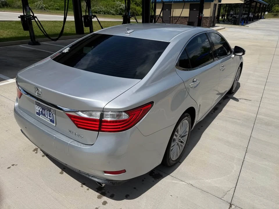 2014 Lexus ES 6th Gen - Image 5 of 10