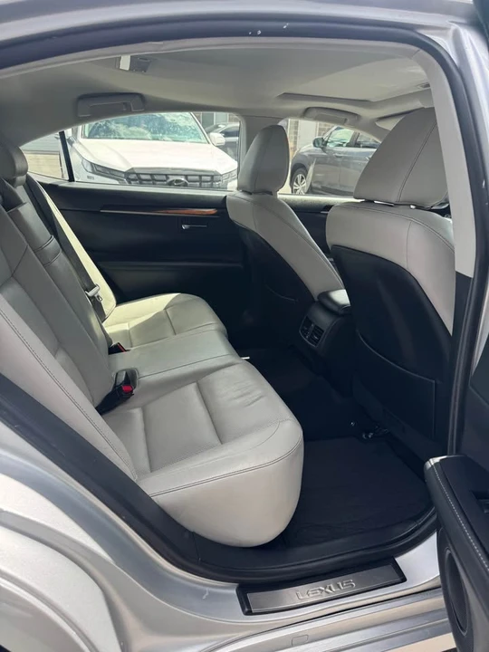 2014 Lexus ES 6th Gen - Image 11 of 18