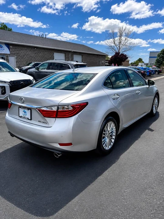 2014 Lexus ES 6th Gen - Image 5 of 18