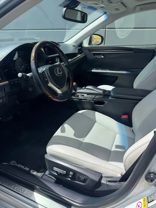 2014 Lexus ES 6th Gen - Image 8 of 18