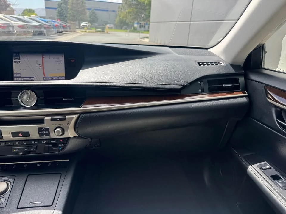 2014 Lexus ES 6th Gen - Image 17 of 18
