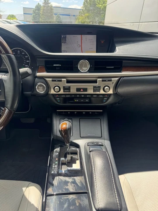 2014 Lexus ES 6th Gen - Image 14 of 18