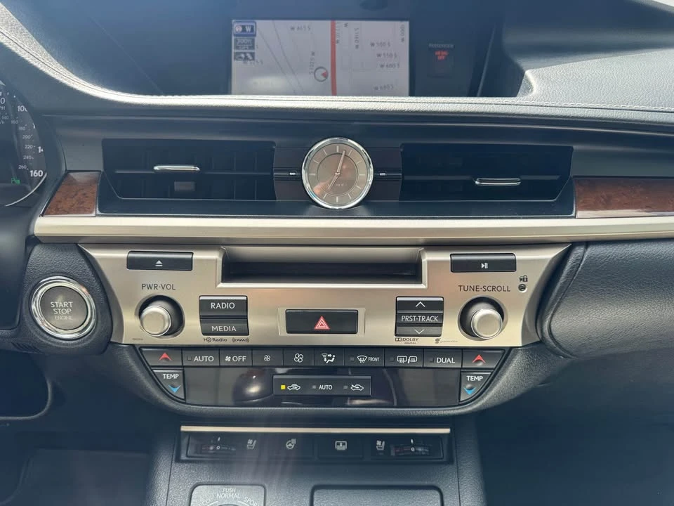 2014 Lexus ES 6th Gen - Image 16 of 18