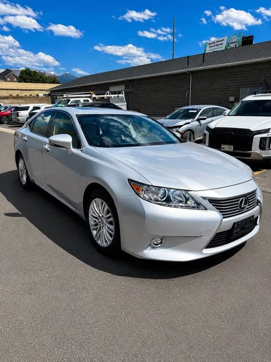 2014 Lexus ES 6th Gen - Image 3 of 18