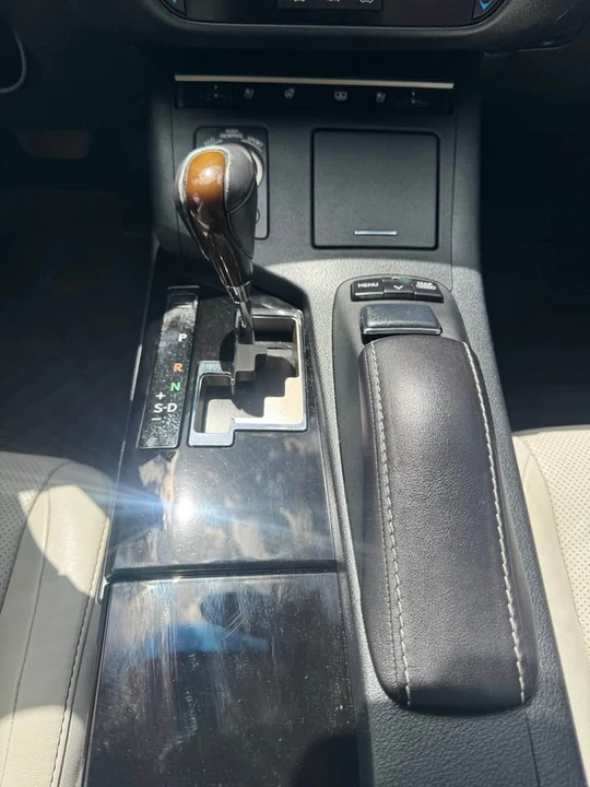 2014 Lexus ES 6th Gen - Image 15 of 18