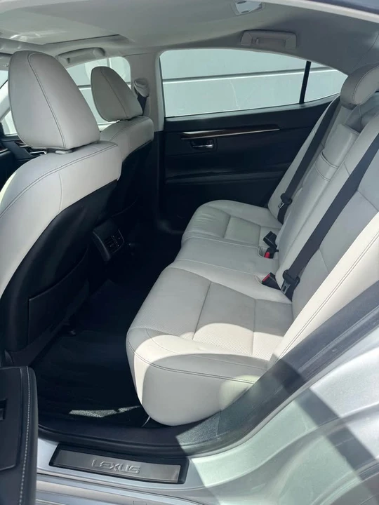 2014 Lexus ES 6th Gen - Image 10 of 18