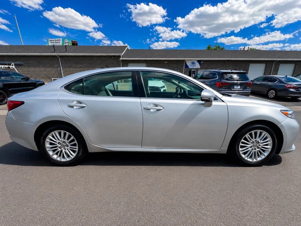 2014 Lexus ES 6th Gen - Image 4 of 18