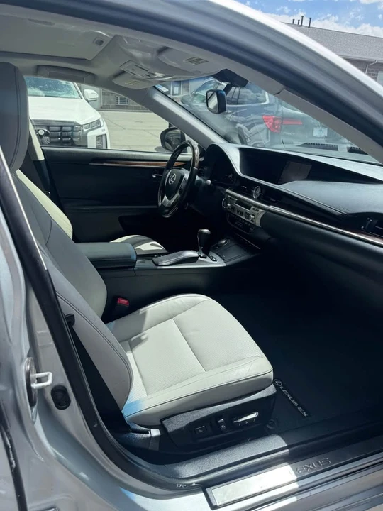 2014 Lexus ES 6th Gen - Image 12 of 18
